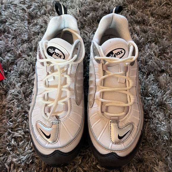 Woman’s Nike sneakers. - Picture 2 of 6